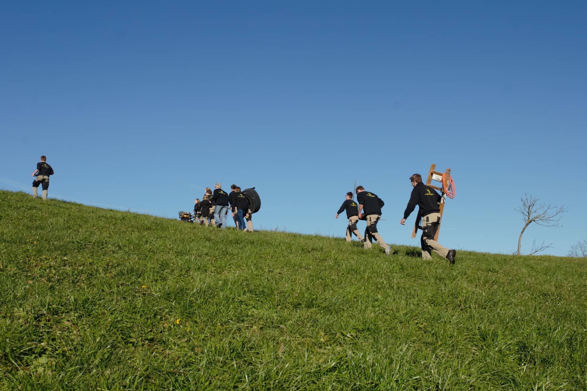 Mitarbeiter gehen Berg hoch.